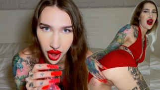 JOI w łóżku hotelowym w czerwonych, dużych ustach