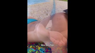 Девушка топлесс на пляже! Поклоняйтесь подмышкам и ногам.
