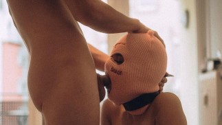 Шлюха в маске в Pink делает мокрый минет в ванной