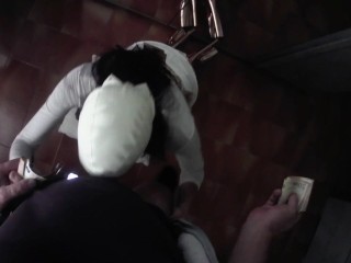 Моя жена сосет члены за деньги. Милфа делает минет с большим камшотом в рот