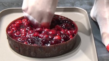 Я пописаю в твой торт и растопчу его ногами