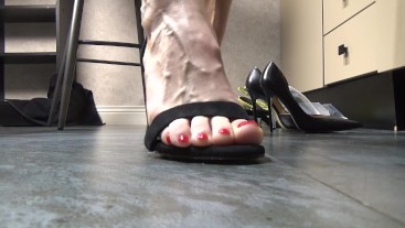 Примеряю босоножки на фетишные ножки