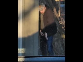 Пойман писающим на стоянке для грузовиков
