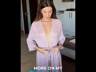 Cute Брюнетка дразнит в прозрачном халате без бюстгальтера