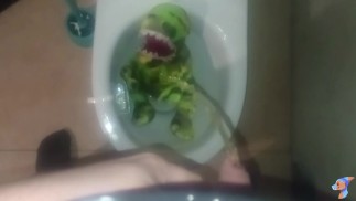 Красочный тираннозавр писает