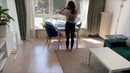 Я жестко трахнул в рот свою 18-летнюю девушку прямо у окна, откуда нас было видно