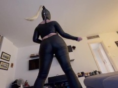 unaware leather giantess workout & ass crush - Screenshot 4 of 16 - Unaware Giantess