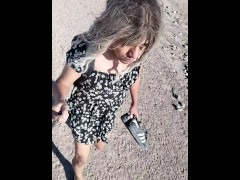 linda ladyboy en publico con minifalda y sandalias muy caliente