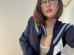 穿着水手服的她，口交表情十分性感。她以女牛仔的姿势将阴茎插入她张开的阴户。全国の鈴木君へ♡セーラー服でフェラ顔がエロい。騎乗位でおちんちんをぱっくりマンコでくわえちゃう。気持ち良すぎで潮吹きも全開！！