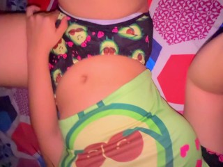 🍓Черноволосая девушка встает на четвереньки, чтобы почувствовать все молоко внутри