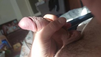 Моя мама входит в комнату в тот момент, когда я кончаю на себя