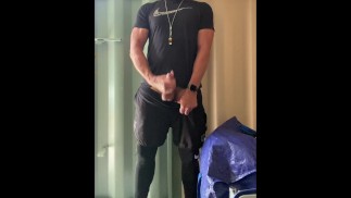 JockDad87 снимает очередную порцию в шкафу с оборудованием