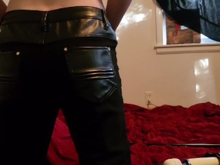 Hot FTM-Cowboy Kann Nicht Lange Durchhalten, Wenn Alle Löcher in Selbstbondage Gefüllt Sind