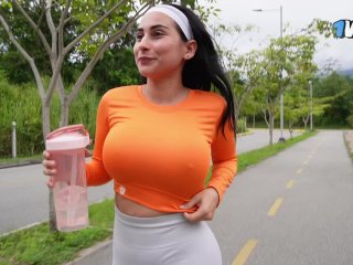 Mi nuevo entrenador solo tenía la fantasía de arrancarme los pantalones  y follarme duro.