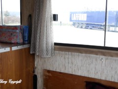 exhibe sur un parking à routier (real public sex)
