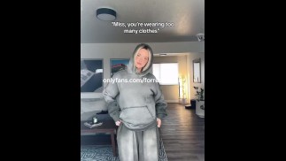 18YO Influencer Erotic TikTok Pussy Peek