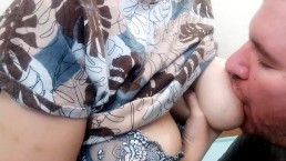 Je laisse sucer mes seins d’allaitement - J’aime l’allaitement pour adultes - Il suce avec diligence mes gros seins laiteux