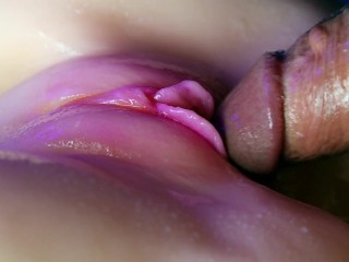 Сочная киска крупным планом поглощает порцию спермы из большого члена и хлюпает!