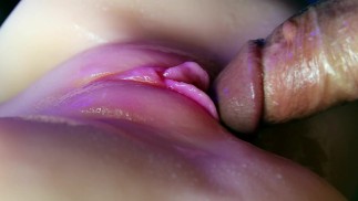 Сочная киска крупным планом поглощает порцию спермы из большого члена и хлюпает!