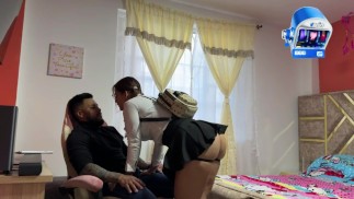 Я осталась одна с пышногрудой подругой моей сестры. Мы трахаемся без презерватива, и я кончаю в нее.