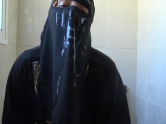 une beurette marocaine de Marseille laisse un homme éjaculer son sperme sur tout son hijab