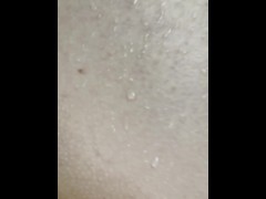 Me atrapó justo antes de bañarme y me masturbó rico y duro
