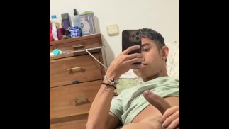 Joven latino Tiktoker masturbandose