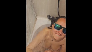 Влажный минет сексуальной жены в ванне и дрочка с пылающими ногтями