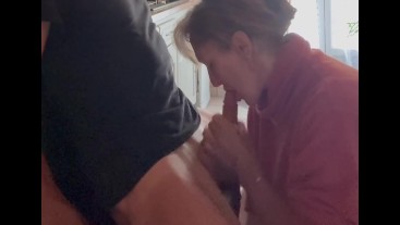 La femme de ménage suce et avale