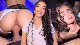 Belle fille de 18 ans aux cheveux bouclés et au cul parfait vient dans mon studio pour baiser fort