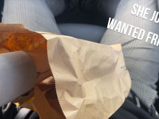 她只是想吃点东西——把手伸进袋子里，找到我的硬鸡巴 💦🍔