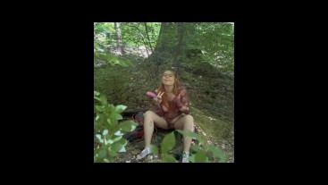 Elle se fait filmer entrain de se toucher dans les bois - amateur francaise exhib rousse poilue alt