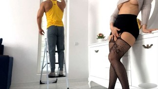 femme pute trompe son mari avec le travailleur musclé