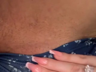 Тру свою киску через шорты