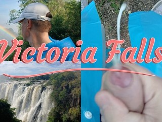 公共手淫在维多利亚瀑布. 我太兴奋了，迫不及待地想去旅馆