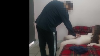 Bella spazzina scopa un vecchio per sostegno finanziario, fatto in casa 3/4