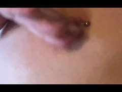 Présentation nouveaux de mes piercing le vibro descends sur mon clito tellement ça m’a excité