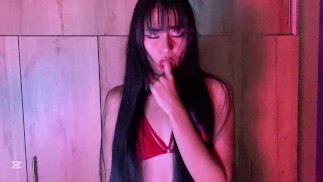 Mi compañero de piso se corre en mi boquita