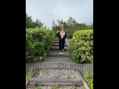 誰かに見られてる？お外で裸で歩いて回りをキョロキョロ - Screenshot 1 of 16 - Japanese