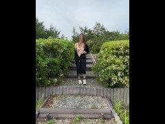 誰かに見られてる？お外で裸で歩いて回りをキョロキョロ - Screenshot 2 of 16 - Mature