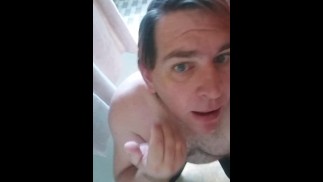 Сосет мой фаллоимитатор