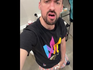 Соло Guy дрочит до массивного взрыва спермы