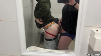 Utilisée comme un jouet sexuel dans des toilettes publiques