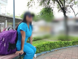 Медсестра!! Я встретила его в парке и пригласила его на сексуальное приключение.