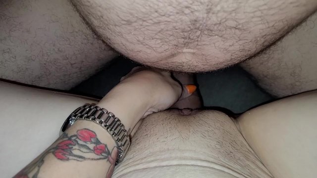 Hij likt me tot ik kom en spuit me dan goed vol met zijn zaad