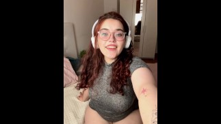 Играй в игры или предпочитаешь играть с моей киской? На моем OnlyFans я могу помочь вам со второй операцией