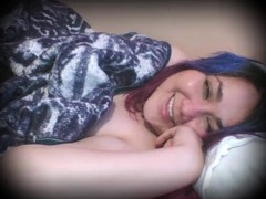 Shy Chubby Girlfriend Masturbating under the covers - Screenshot 5 of 16 - Video Caseiro