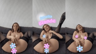 Die sexy Blondine befriedigt sich mit ihrem Lieblingsgummispielzeug