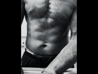 Naked трубач готовит на двоих. Что я должен сделать для нас?