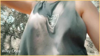 WIFEY a osé se promener autour des seins sur la plage publique